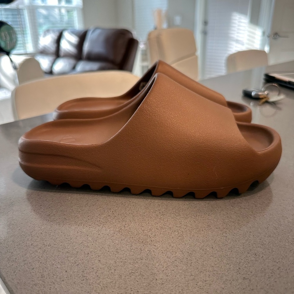 YEEZI SLIDE MAN